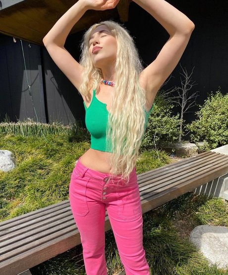Ava Max star img