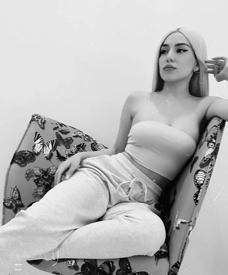 Ava Max exclusive actress images