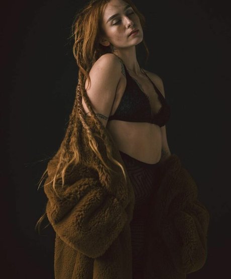 Eliza Grace model beautiful pictures