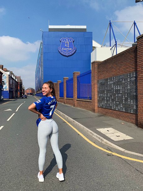 Brit Manuela model free pic