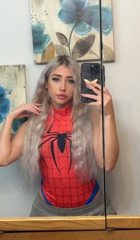 Hailsbee model erotic photos