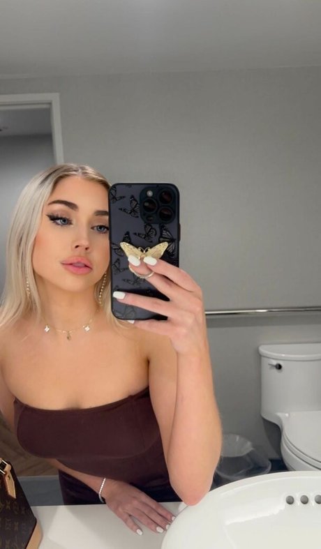 Hailsbee pornstar adult pic