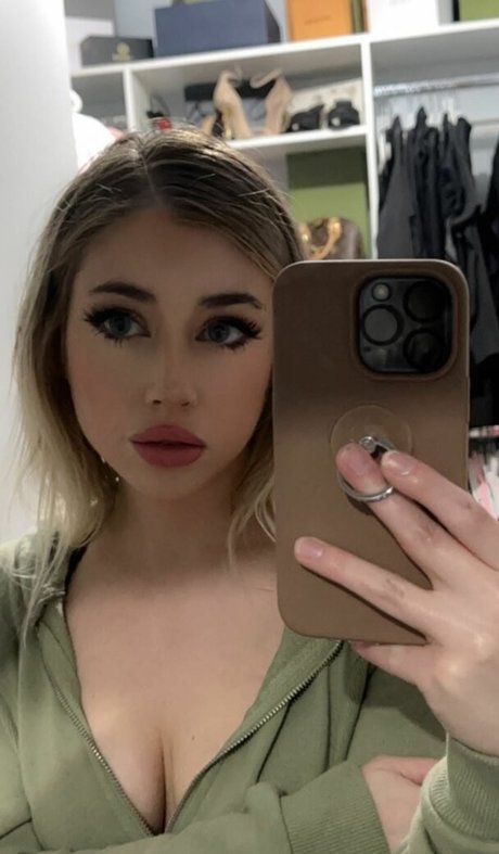 Hailsbee beautiful model photo