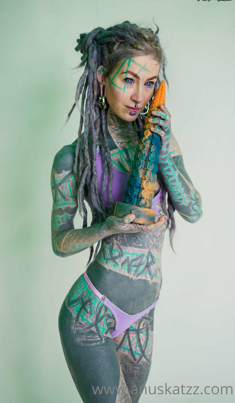 Anuskatzz model porn pic