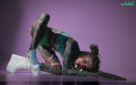 Anuskatzz naked actress image