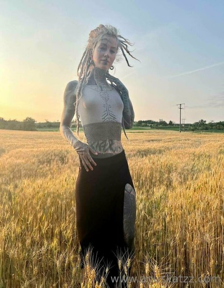 Anuskatzz naked model img