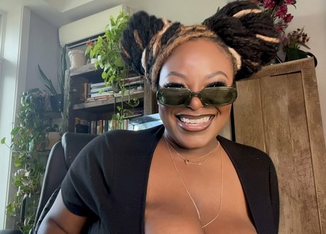 msolurin sexy model image