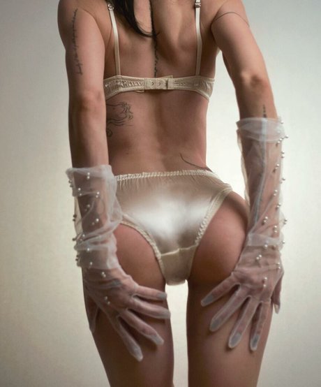 Taylor Zahn nude model img