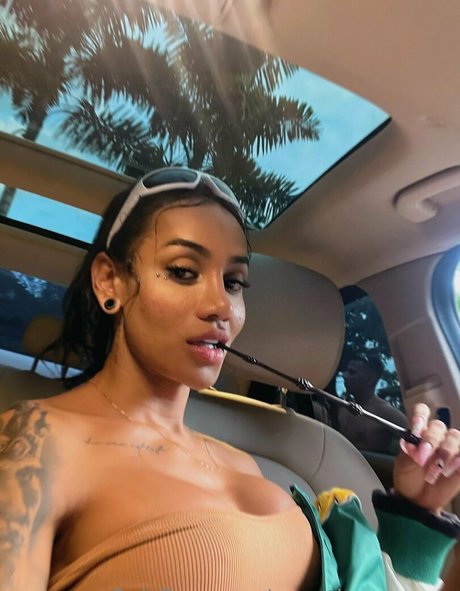 sweetlaurasaenz erotic star pictures