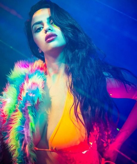 Mays Benatti exclusive star pics