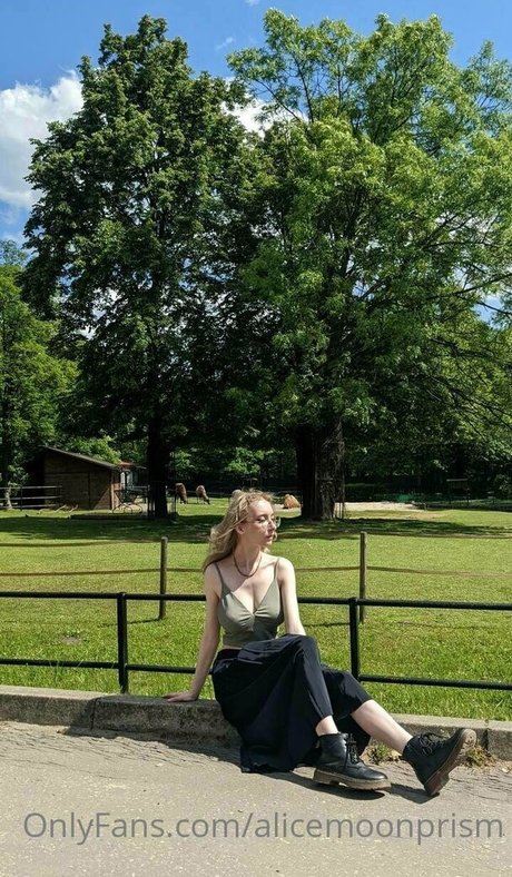 alicemoonprism model nude pics