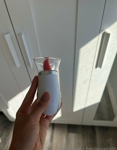 evierain porn model picture