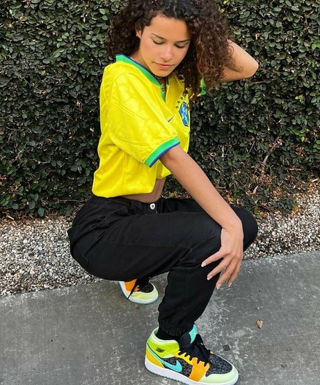 Gabriella Saraivah exclusive model image