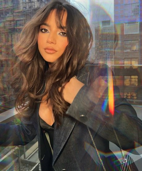 Isabela Merced art model images