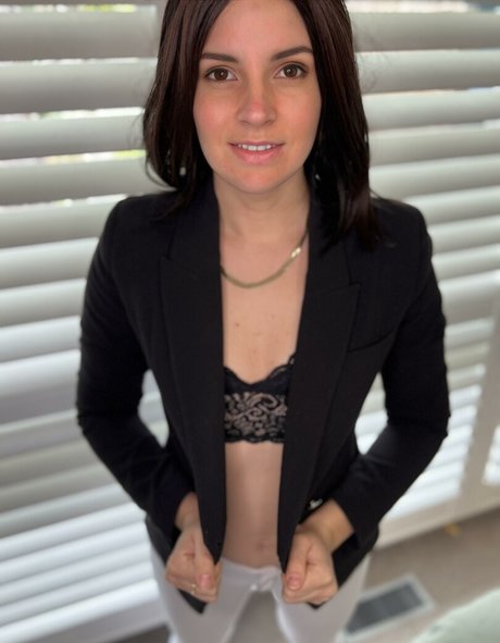 Mystery MILF nude pornstar picture