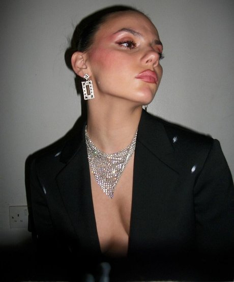 Dafne Keen free star archive