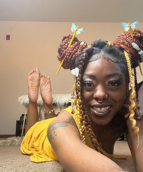 Carameltoesz star exclusive pic