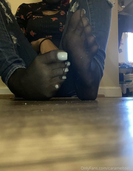 Carameltoesz sexy actress pic