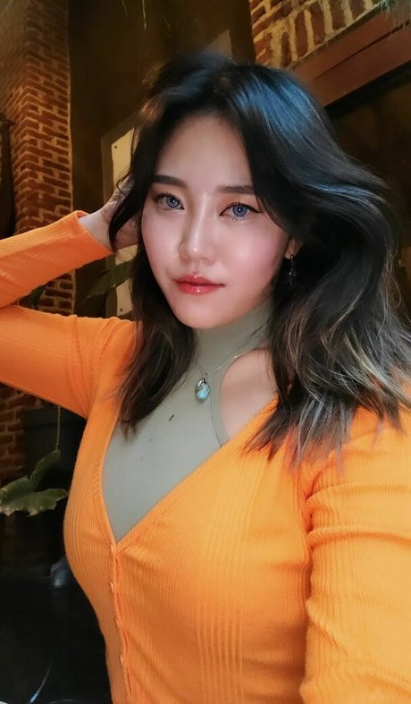 Yuggie TV model top photo