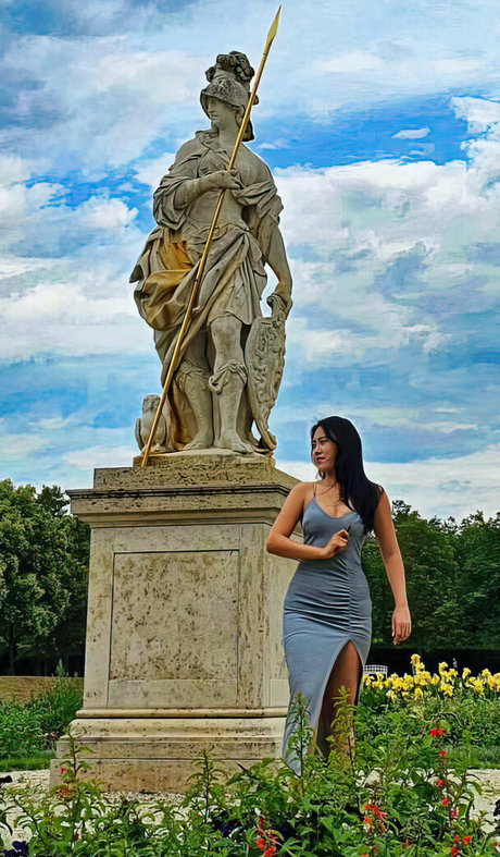 Yuggie TV naked star img