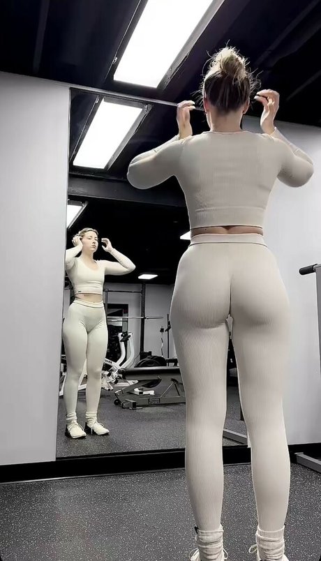 Pineapplebrat adult model photos