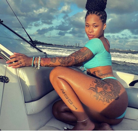 Official liyahhh art star images