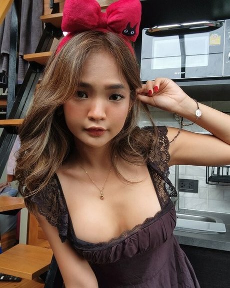 AlodiaMarie naked pornstar picture