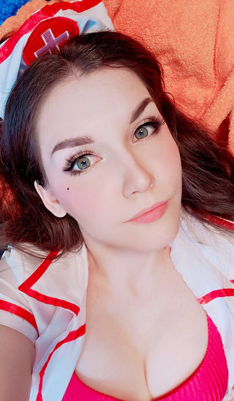 ASMR KittyKlaw model top pic