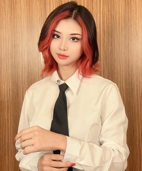 Charechii model naked photos