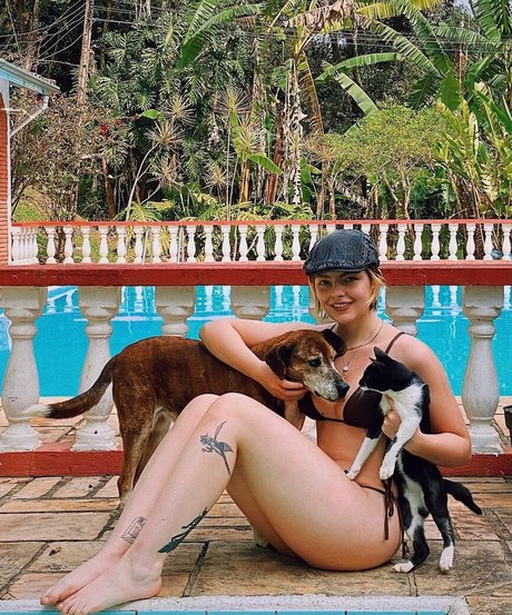 Triz Pariz naked actress image