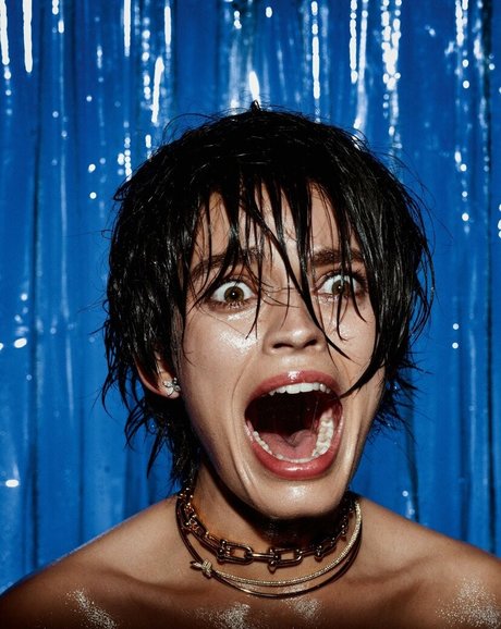 Emma Mackey star adult archive