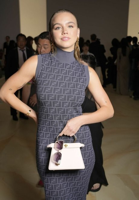 Emma Brooks art model photo