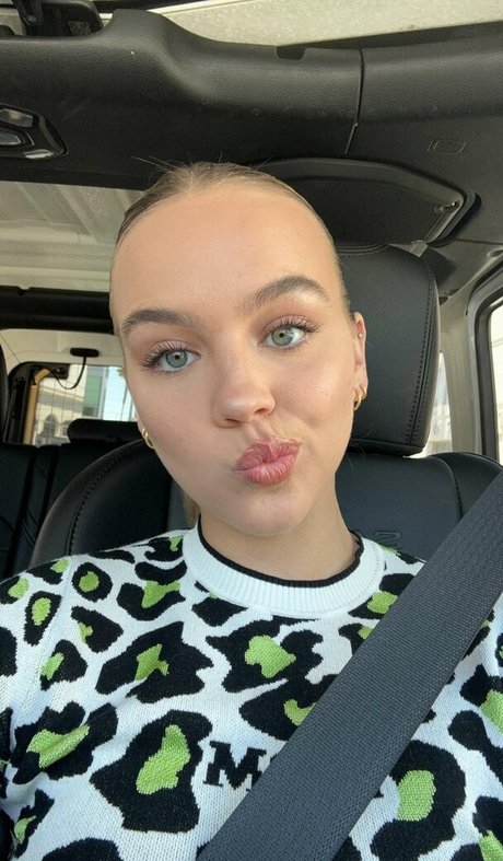 Emma Brooks model top pic