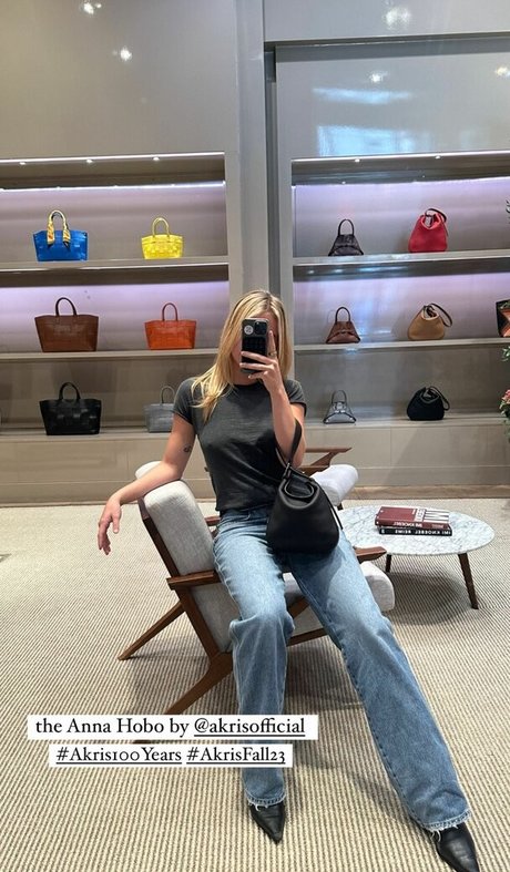 Emma Brooks naked model pics