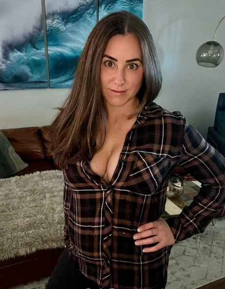 mila james naked model picture