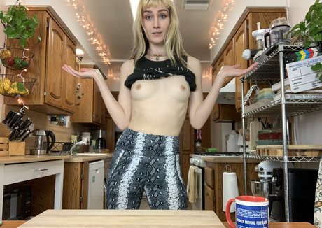 kittenwithfangsfree sexy model image