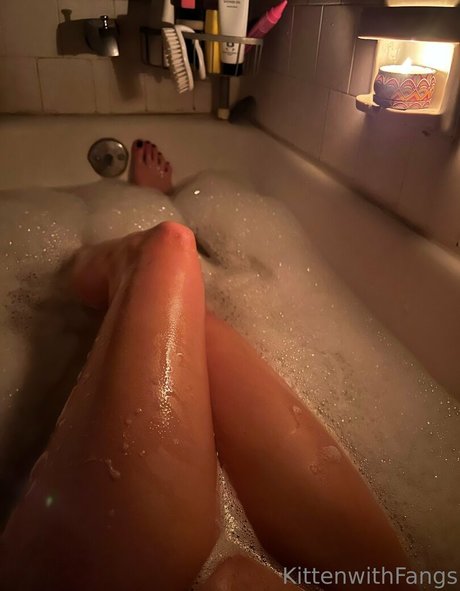 kittenwithfangsfree star nude image