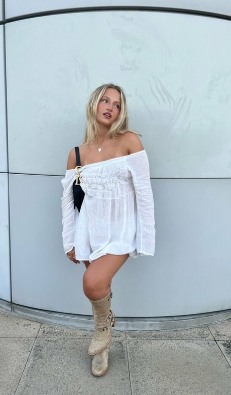 Daisy Campbell model free photo