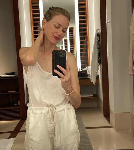 Naomi Watts sexy model pic