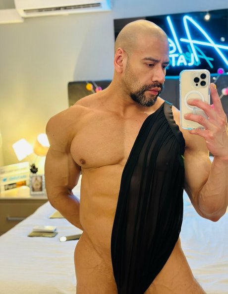 aleolatinoxxx naked pornstar image