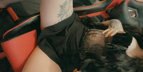 edenivyxo naked model photo