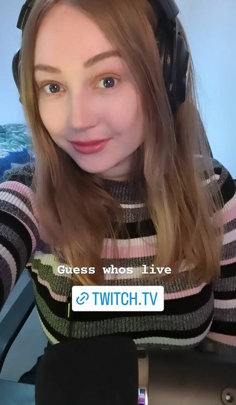 lauraa model erotic pic