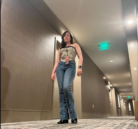 Swell Entertainment star naked pic