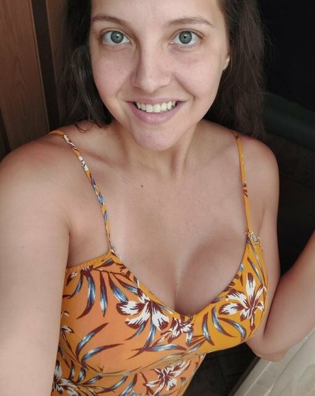 Sadie Holmes naked actress gallery