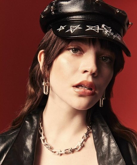 Sophie Thatcher erotic actress image