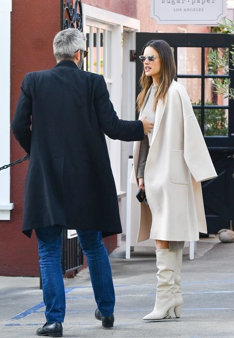 Alessandra Ambrosio naked actress pic