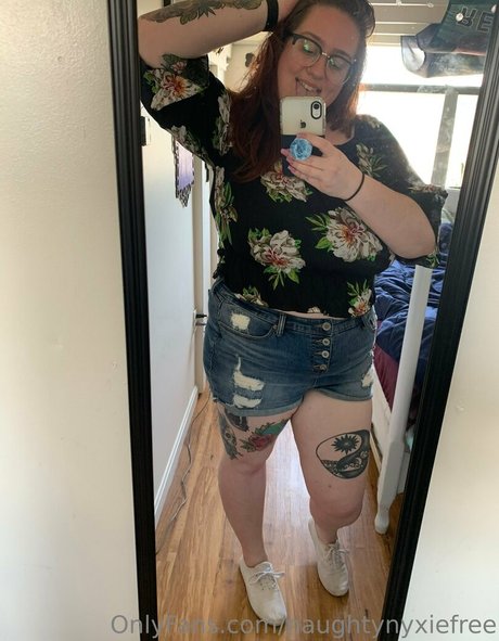 naughtynyxiefree hot model picture