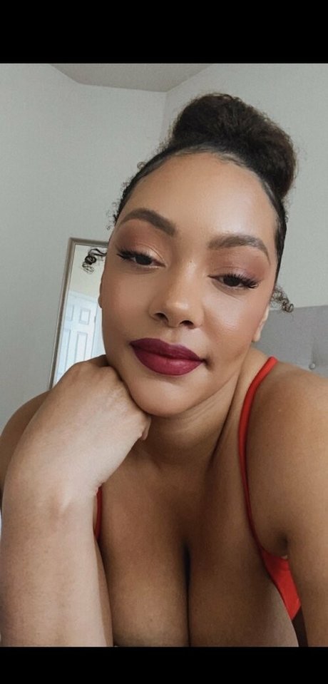 famousaria naked model gallery