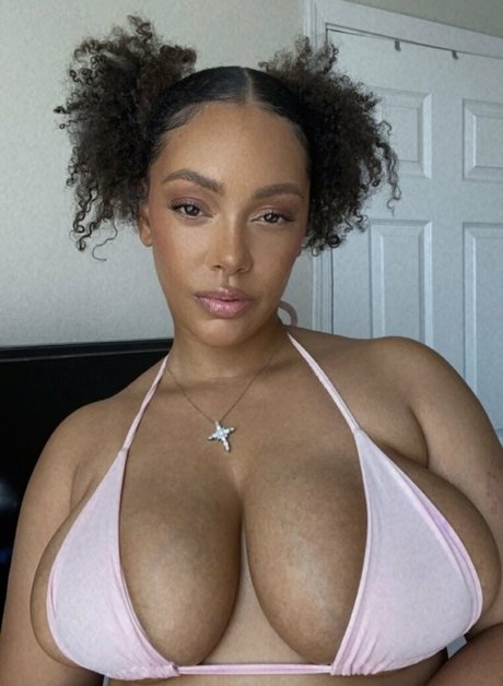 famousaria model free pics