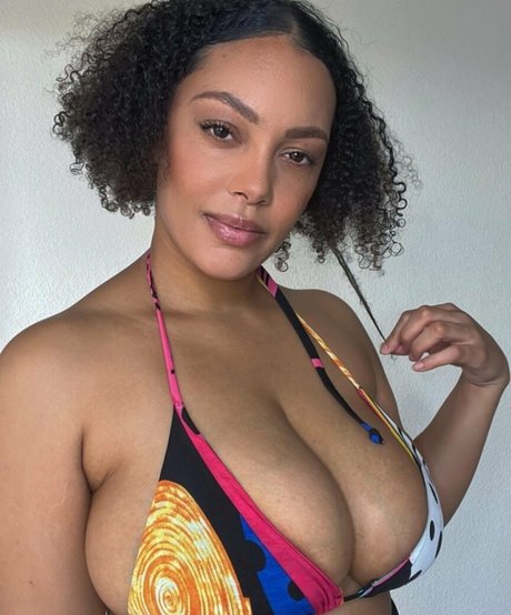 famousaria pornstar erotic picture